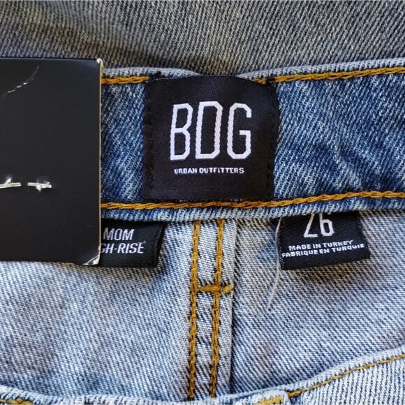 O BDG Urban Outfitters Mom High Rise Blue Jeans Distressed Ripped Denim NWT 26 - Picture 7 of 8